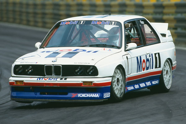 Emanuele Pirro alla guida di un'auto da rally a Macay Guia nel 1992
