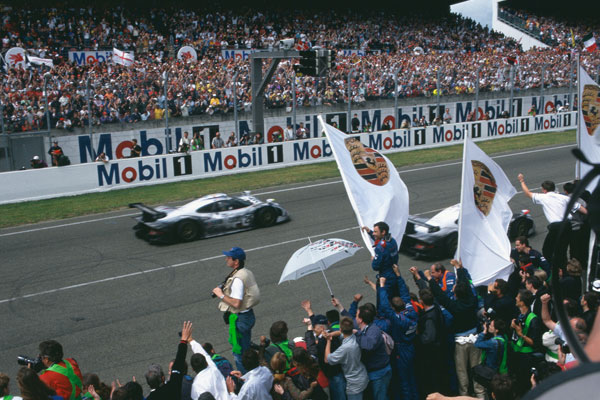 Gara automobilistica Porsche in pista a Le Mans nel 1998