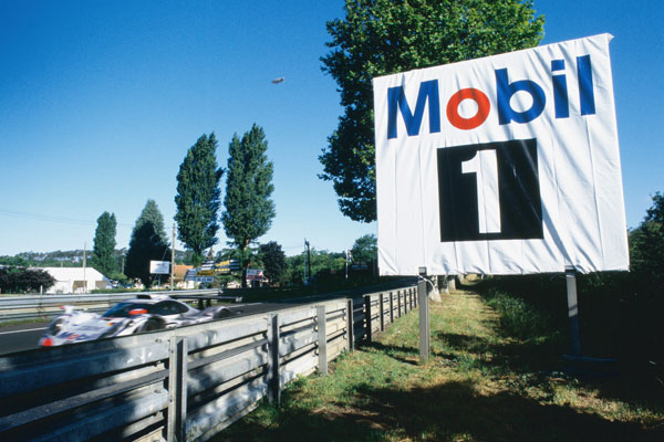 Pannello Mobil 1 a bordo pista di Le Mans nel 1998