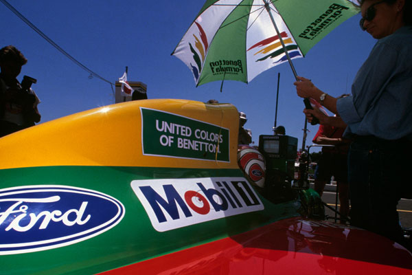 Auto F1 che mostra i loghi Mobil 1 e Ford al sole