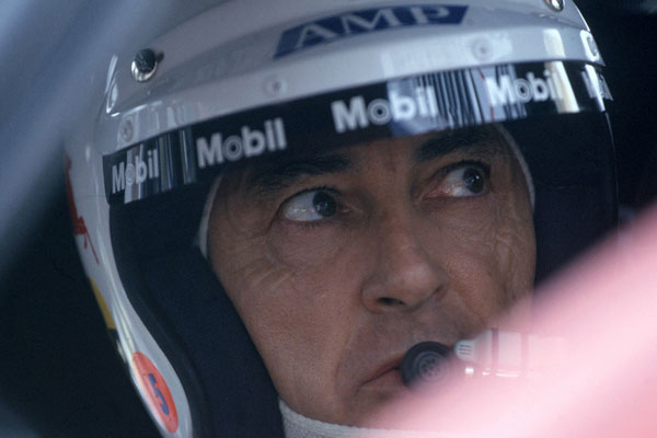 Peter Brock parla al microfono e indossa le cuffie