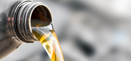 Olio motore che fuoriesce dalla bottiglia