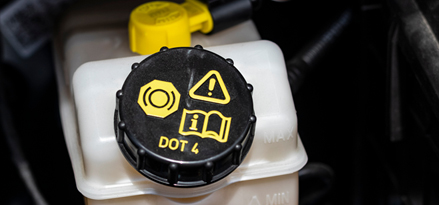 Un tappo per l'olio motore Dot 4