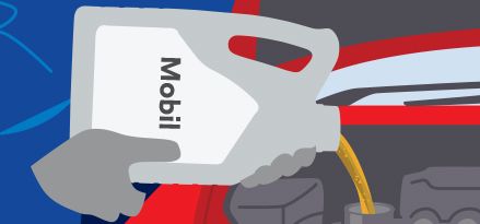 Un'auto viene rifornita di olio Mobil