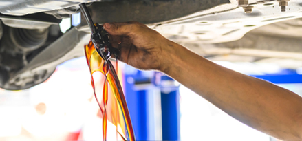 Olio che fuoriesce dall'auto in un secchio