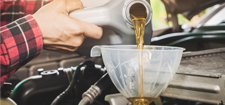 Olio motore che fuoriesce da un imbuto
