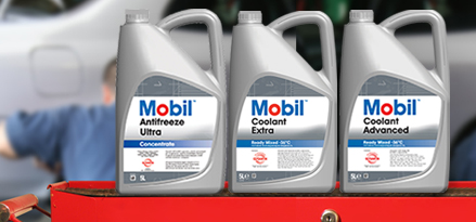 Banner che mostra la gamma di refrigeranti Mobil allineata su una cassetta degli attrezzi
