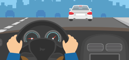 Persona alla guida di un'auto sulla strada