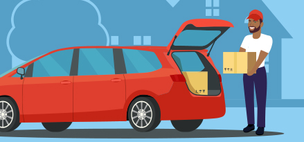 Qualcuno che tira fuori degli scatoloni dal bagagliaio della propria auto