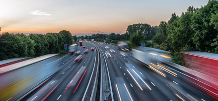 Veicoli che percorrono un'autostrada trafficata