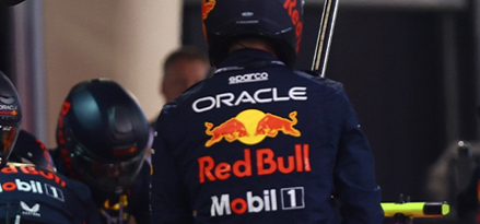 Un pilota di F1 che indossa una giacca da corsa Oracle Red Bull Mobil 1