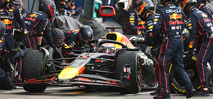 Auto Red Bull F1 da competizione ai pit stop