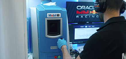 Tecnico Red Bull che utilizza la macchina per test di laboratorio Mobil 1