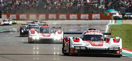 Auto da corsa Porsche in pista