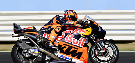 Moto da corsa Red Bull in pista