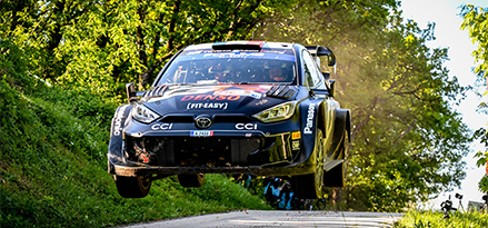 Auto da corsa Toyota Gazoo sospesa sulla strada