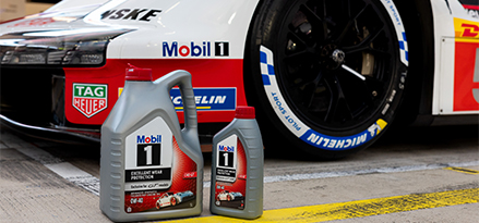 2 membri del team Porsche Racing seduti su un'auto da corsa Porsche