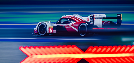 Auto da corsa Porsche rossa e bianca in pista