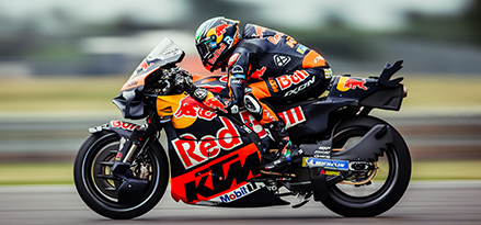 Moto da corsa Red Bull in pista