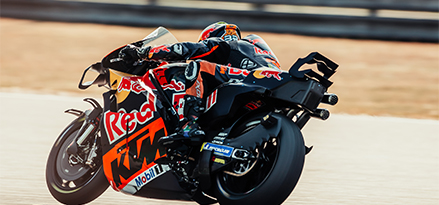 Motociclista Red Bull in gara