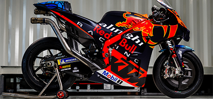 Moto Red Bull ai box