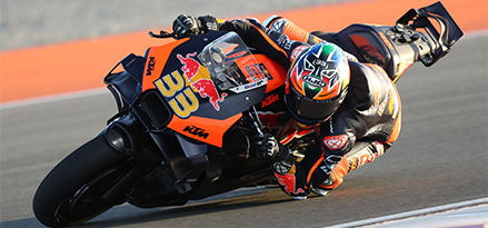 Motociclista su una Red Bull che percorre una curva ad alta velocità