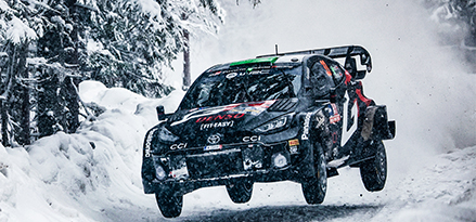 Auto da corsa Toyota sospesa in un paesaggio innevato