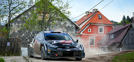 Auto da corsa Toyota su una strada in Croazia