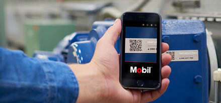 Un cliente Mobil utilizza l'app Mobil Lubricant Analysis per scansionare un codice QR di un campione