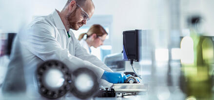 Analista di laboratorio che lavora su un cuscinetto